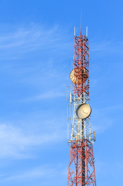 Torre de comunicação no céu azul e nuvens
 - Foto, Imagem