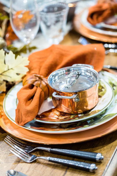 Juego de mesa con platos y cubiertos
 - Foto, Imagen