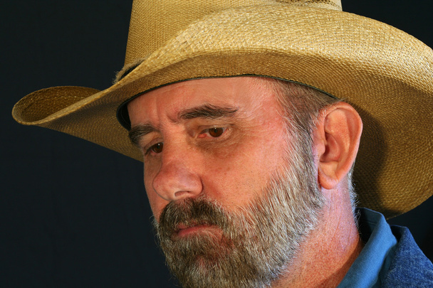 Un cowboy barbuto con un'espressione triste e pensierosa
 - Foto, immagini