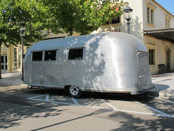 Caravana velha cinza metálica típica, 1950
 - Foto, Imagem