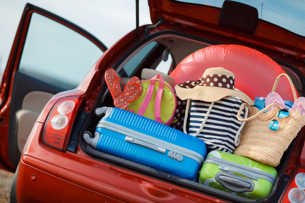 Valises et sacs dans le coffre de la voiture prêts à partir pour les vacances
 - Photo, image