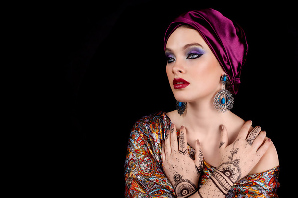 Belle femme de style oriental avec mehendi en hijab
 - Photo, image