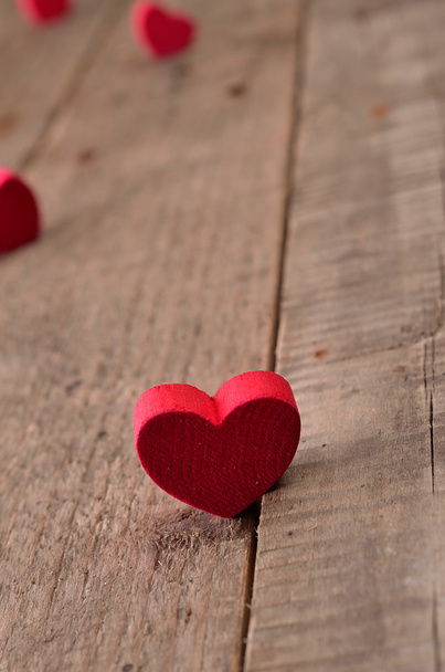 kırmızı ahşap kalp şekli - Fotoğraf, Görsel
