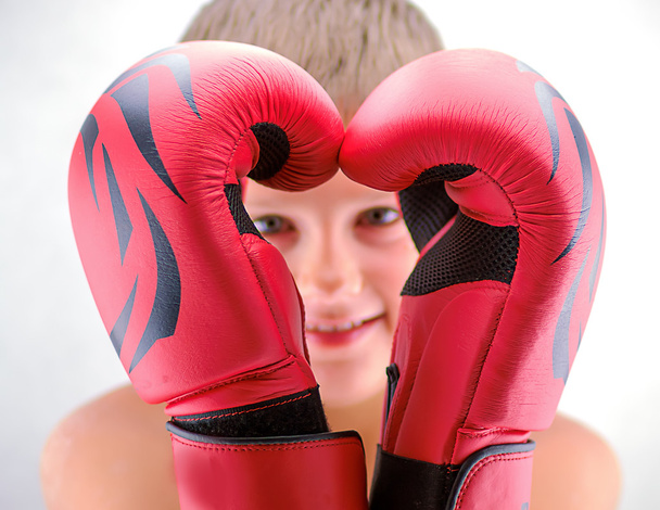 Retrato de un niño con guantes de boxeo rojos
 - Foto, Imagen