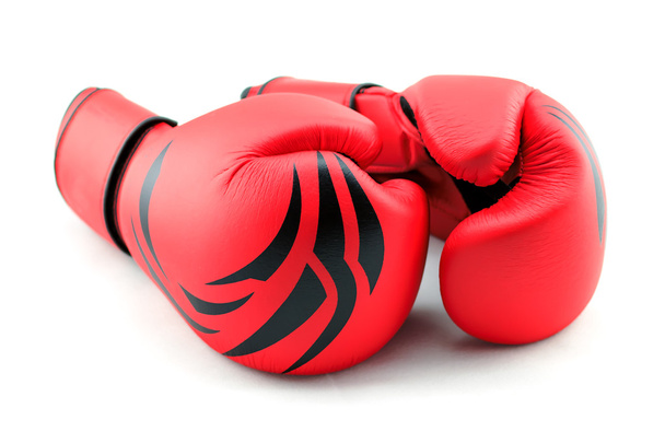 красные боксерские перчатки на белом фоне - Фото, изображение