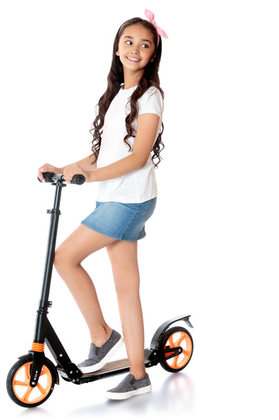 girl riding a scooter - Foto, afbeelding