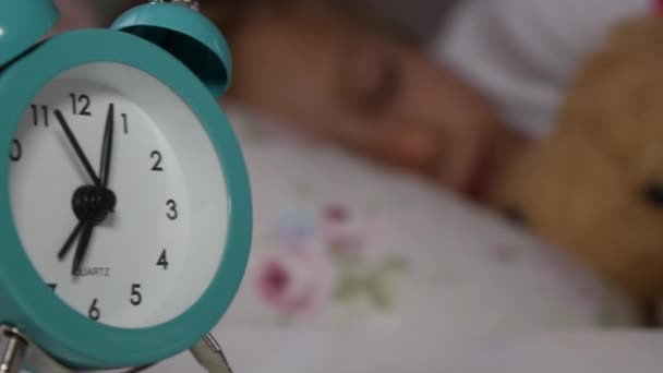 Menina jovem dormindo na cama
 - Filmagem, Vídeo