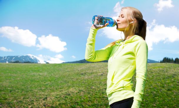 woman drinking water after doing sports - Foto, afbeelding