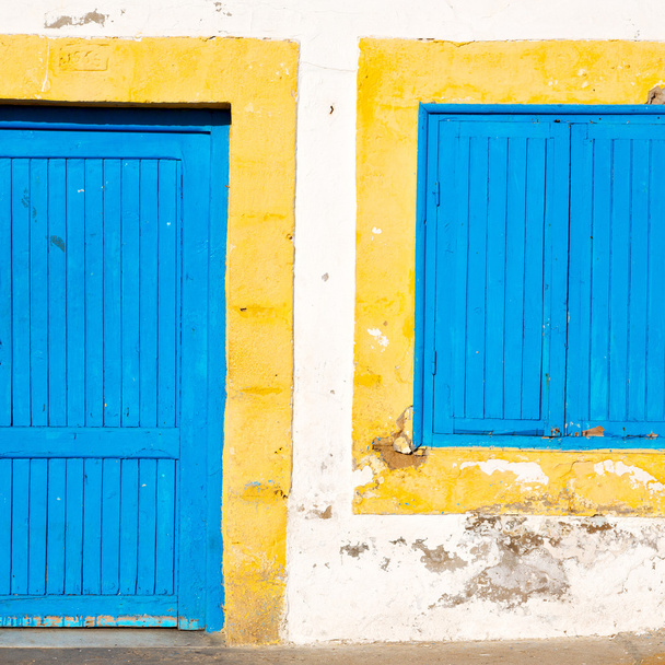παλιά πόρτα στο Μαρόκο Αφρικής ancien και τοίχο περίτεχνα μπλε κίτρινο - Φωτογραφία, εικόνα