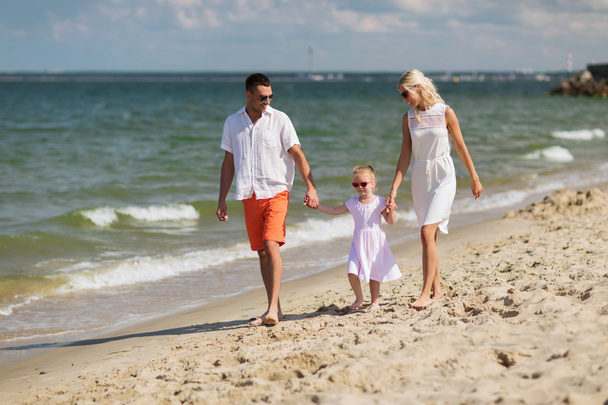 happy family in sunglasses on summer beach - Foto, Imagen