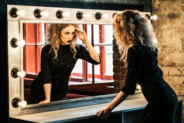 Beautiful fashion model woman posing near the mirror - Foto, Imagen