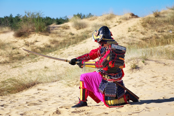 Samuraj s mečem na písku. Muži v samurajské brnění na san - Fotografie, Obrázek