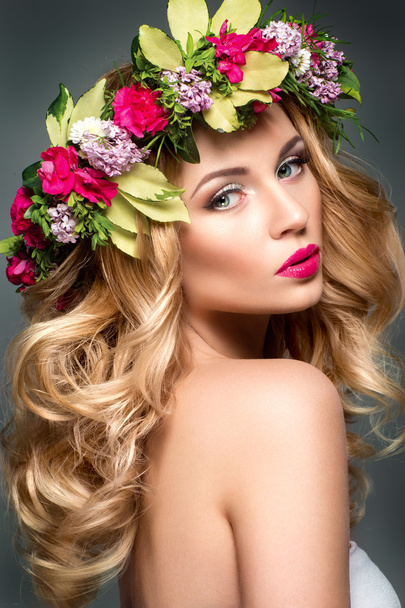 Beautiful woman with flowers - Valokuva, kuva