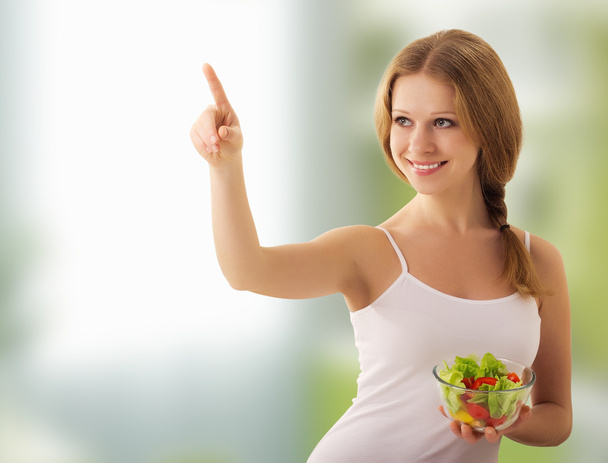 Hermosa mujer joven con una ensalada elegir comida saludable
 - Foto, Imagen