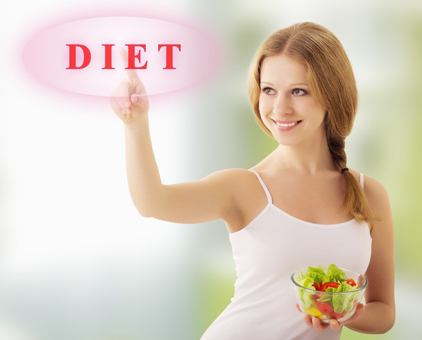 Красивая девушка с овощным салатом выбрать диету
 - Фото, изображение