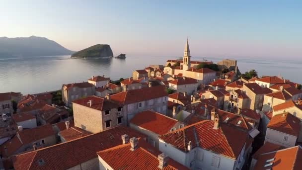 Vliegen boven de oude binnenstad van Budva, Montenegro - Video