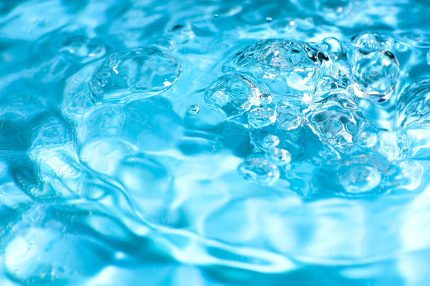 Розмита блакитна абстрактна вода з бульбашками у водяному пульсі. Макро. Крупним планом. Копіювати
 - Фото, зображення