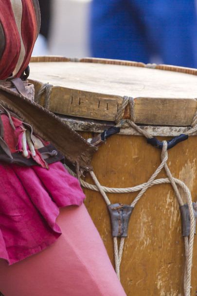 musicisti medievali con tamburi e tamburelli
 - Foto, immagini