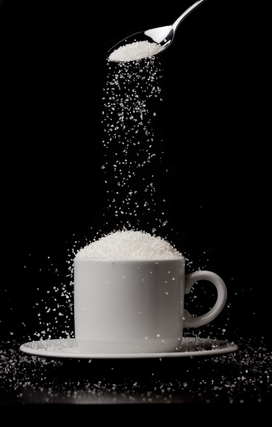 Sugarfall. Una tazza di caffè con una collina di zucchero e un cucchiaio. Concetto di aggiungere
 - Foto, immagini