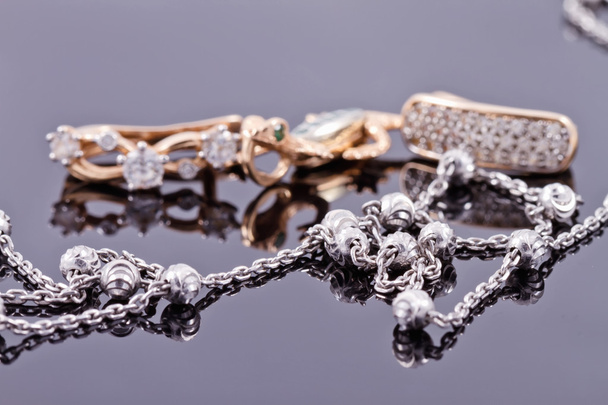 Pendientes de oro y elegante cadena de plata
 - Foto, imagen