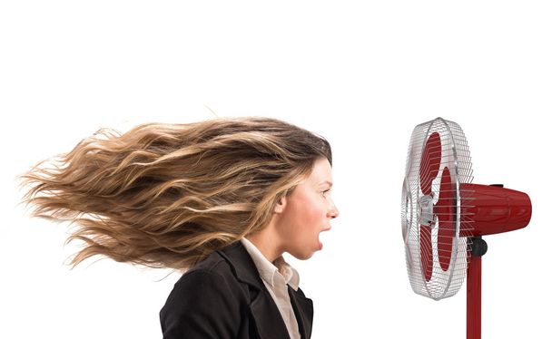 вентилятор рухає волосся жінки
 - Фото, зображення