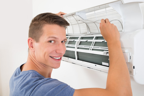 Man Cleaning Air Conditioning System - Fotoğraf, Görsel