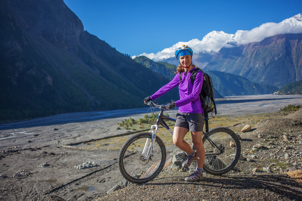 Biker-meisje in Himalaya gebergte, Anapurna regio - Foto, afbeelding