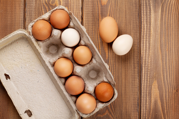 Eierschachtel aus Pappe auf Holztisch - Foto, Bild