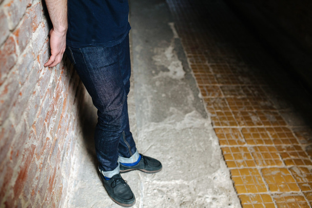 Homme confiant posant en jeans selvedge - Photo, image