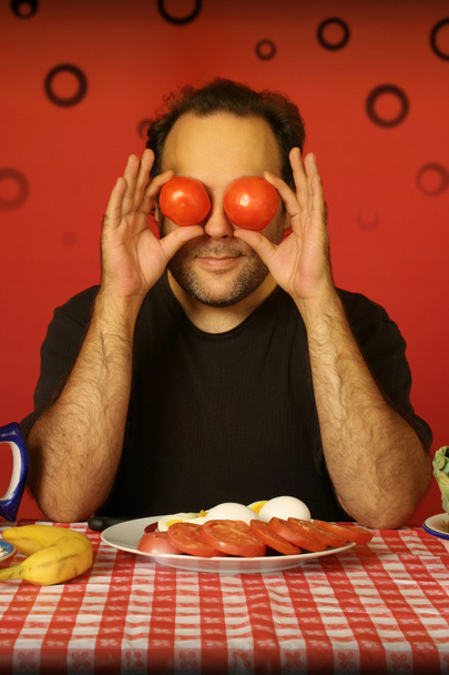 Hombre con tomates
 - Foto, Imagen