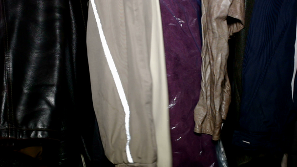 Одежда в шкафу
 - Кадры, видео