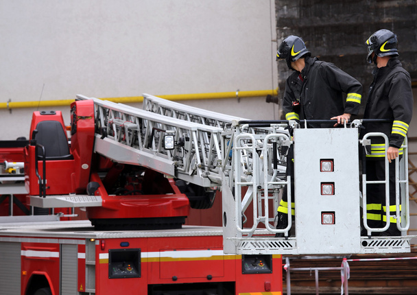 bomberos en la cesta del camión de bomberos durante la práctica de tra
 - Foto, Imagen