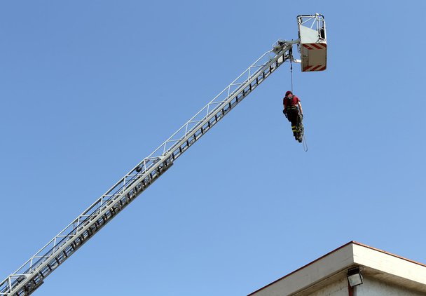 Feuerwehrmann hängte bei der praktischen Übung das Seilklettern auf - Foto, Bild