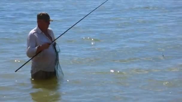 Stepanovka. Ουκρανία. 16 Ιουλίου 2015: Ο Ψαράς με ένα καλάμι ψαρέματος - Πλάνα, βίντεο