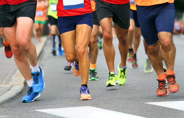 Coureurs pendant le Marathon sur la route en ville
 - Photo, image