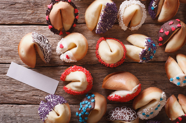 Fortune cookies versierd met snoep hagelslag close-up. Horizont - Foto, afbeelding