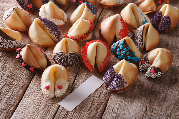 お祝いフォーチュン クッキーお菓子振りかける飾られています。ホリゾント - 写真・画像