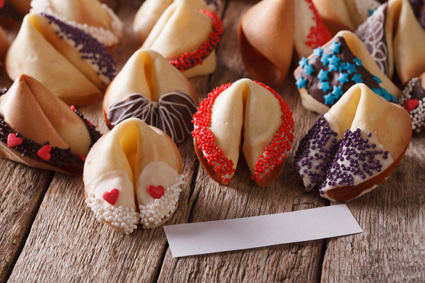 キャンディ振りかけるクローズ アップで飾られたお祝いフォーチュン クッキー. - 写真・画像