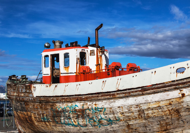 vieille coque de bateau en cale sèche
 - Photo, image
