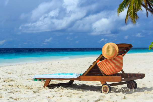 Szalma kalap és egy nyugágyon, trópusi tengerparton táska - Fotó, kép