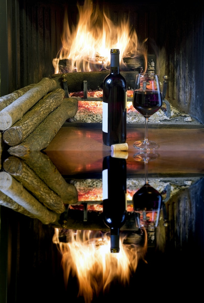 ünnepelni, pohár bor, egy üveg, a kandalló előtt - Fotó, kép