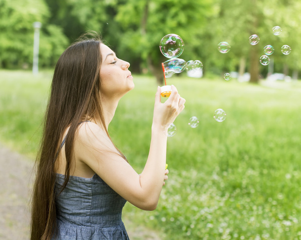 Молодая женщина пускает пузыри - Фото, изображение
