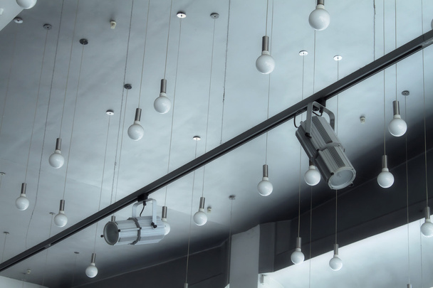 Dispositifs d'éclairage en studio avec projecteurs de piste et plafonniers
 - Photo, image