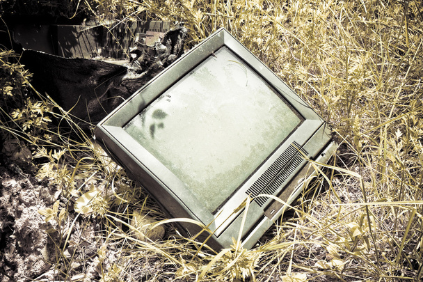 Antiguo CRT de televisión abandonado en un vertedero ilegal
 - Foto, Imagen