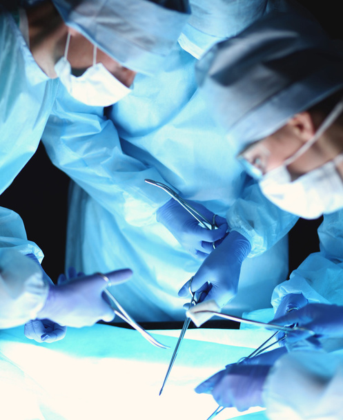 Teamchirurg bei der Arbeit im Operationssaal - Foto, Bild