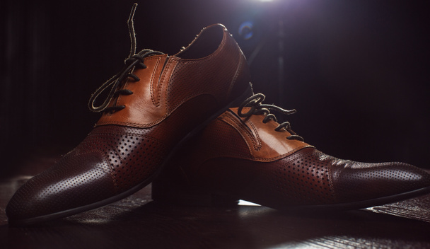 古典的な男性の茶色の革の靴 - 写真・画像