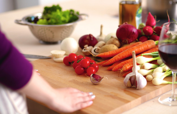 Verduras orgánicas frescas sobre una mesa con un cuchillo para cocinar
 - Foto, Imagen