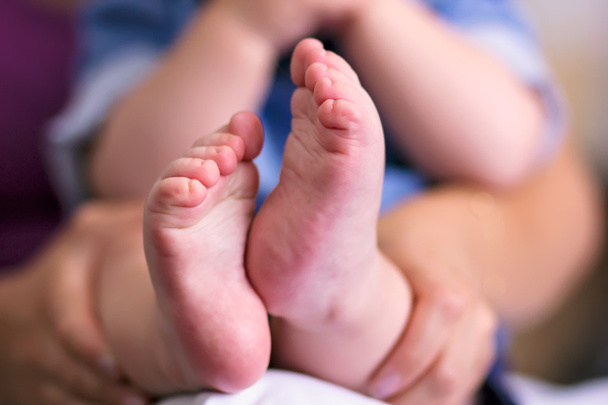 Baby barefoot - Foto, afbeelding