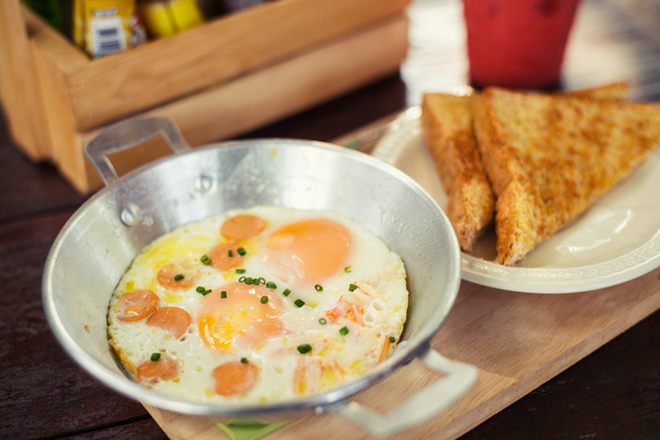 egg dish Breakfast served with fried egg, ham delicious. - Foto, imagen