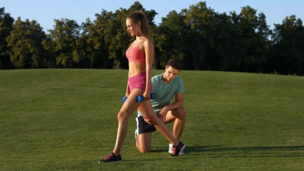 Fitnesstrainer speelt sport met een meisje. - Video